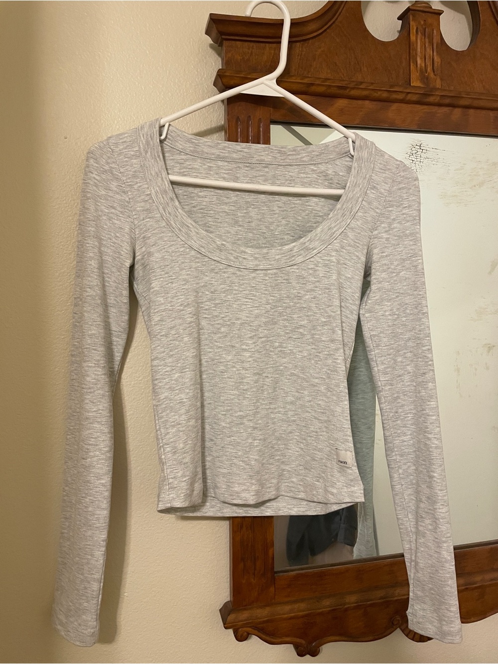 Vuori long sleeve Pose shirt in Heather. Size XS